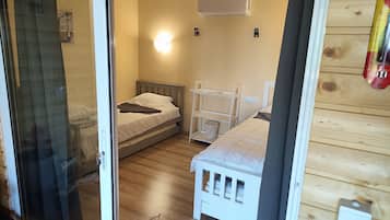 2 bedrooms, WiFi, bed sheets