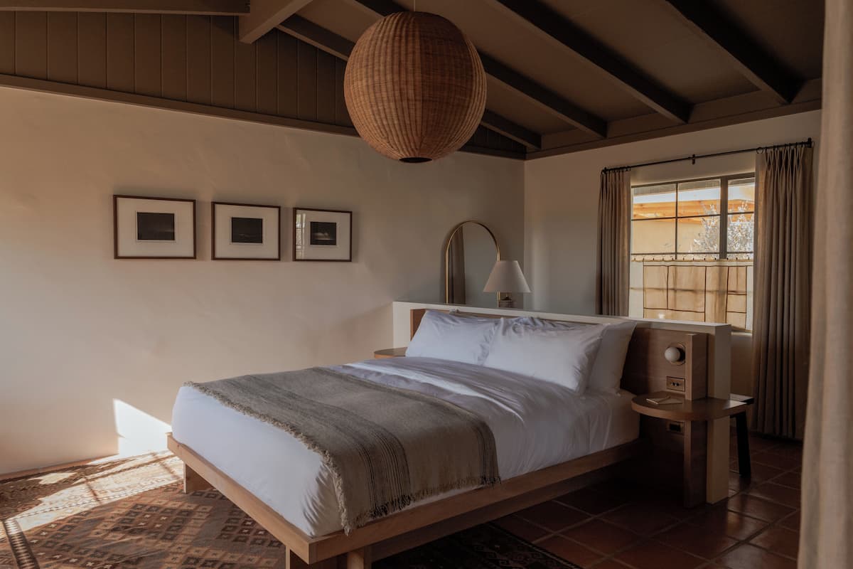 Standard Room, 1 King Bed, Kitchenette | In-room safe, desk, laptop workspace, free WiFi