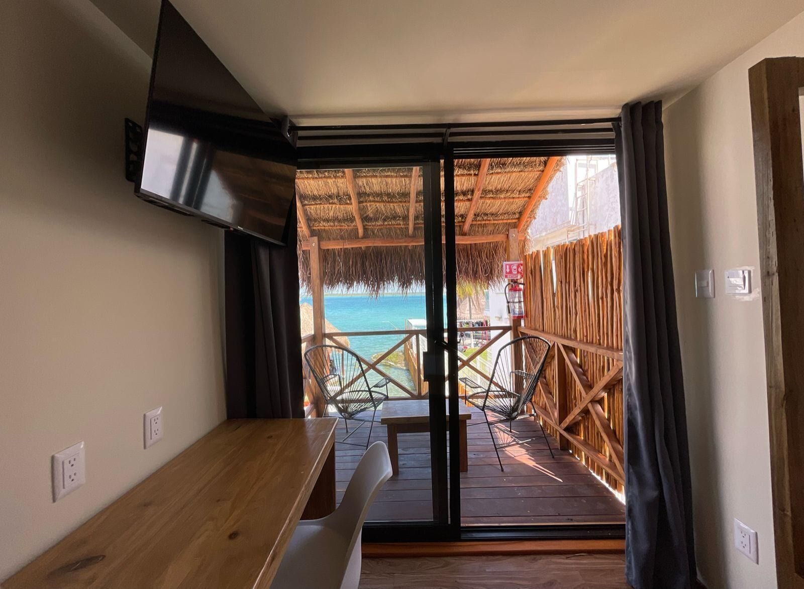 Szoba kétszemélyes ággyal, kilátással a tóra | Terasz/udvar