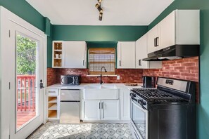 Fridge, microwave, oven, stovetop - Chic Retreat in Historic Oak Cliff – Cozy&Central! (Dallas)