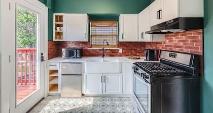 Chic Retreat in Historic Oak Cliff – Cozy&Central!