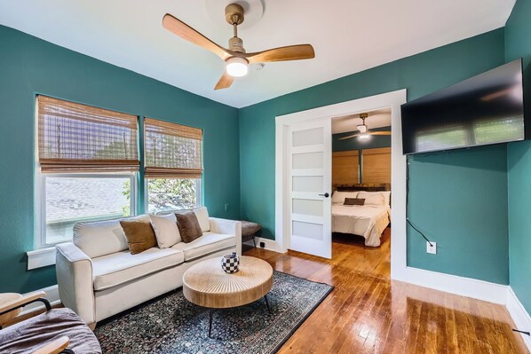 1 bedroom, desk, free WiFi, bed sheets - Chic Retreat in Historic Oak Cliff – Cozy&Central! (Dallas)