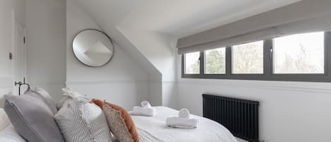 6 bedrooms, iron/ironing board, travel crib, WiFi (free)