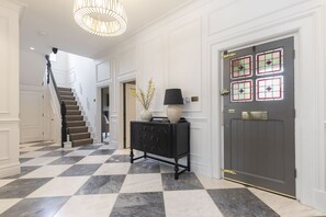 Interior - Luxury 6 Bedroom Period Home with Sauna and Gym (Gloucestershire)