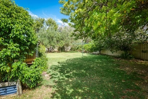 Property grounds - Pebbles by the Bay - Quaint Central Busselton (Busselton)