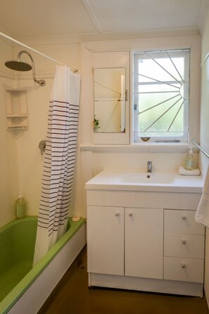 Hair dryer, towels - Pebbles by the Bay - Quaint Central Busselton (Busselton)