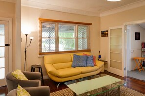 电视、DVD 播放器、书