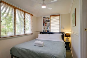 3 bedrooms, iron/ironing board, travel cot, free WiFi - Pebbles by the Bay - Quaint Central Busselton (Busselton)