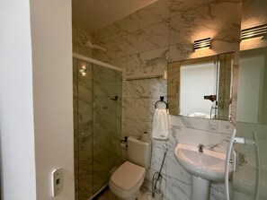 Towels, toilet paper - Suite 2 in Arraial do Cabo on Praia Grande, 2 minutes from the beach. (Centro Arraial do Cabo)