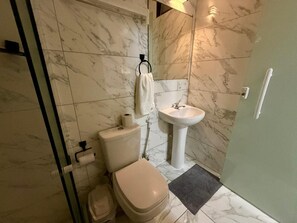 タオル、トイレットペーパー