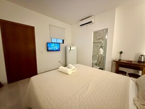 1 bedroom, WiFi, bed sheets - Suite 2 in Arraial do Cabo on Praia Grande, 2 minutes from the beach. (Centro Arraial do Cabo)