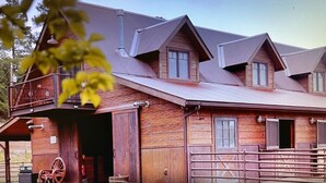 Un grand bâtiment en bois doté de nombreuses fenêtres et d’un porche abrité.