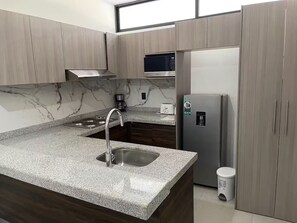 Micro-ondes, four, plaque de cuisson