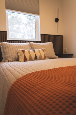 2 bedrooms, free WiFi, bed sheets - Lakefront Cottage with Sauna- #3 Chinook (Wasilla)