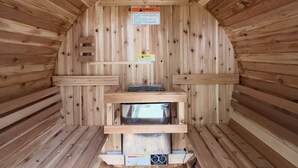 Eine Sauna mit Holzwänden und einer Sitzbank.