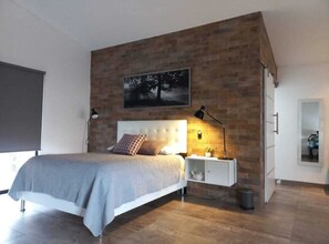 1 bedroom, bed sheets