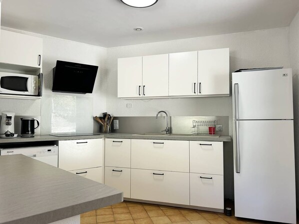 Fridge, cookware/dishes/utensils
