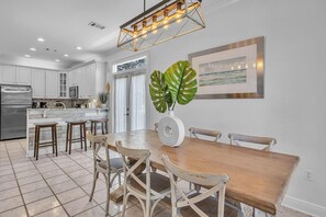 House, Multiple Beds (Jack Chasin' Birdies) | Dining