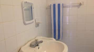 Douche, serviettes fournies, papier toilette