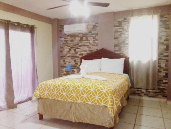 1 slaapkamer, een strijkplank/strijkijzer, wifi, beddengoed