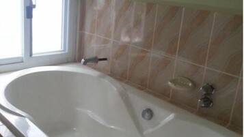 Douche, serviettes fournies, papier toilette