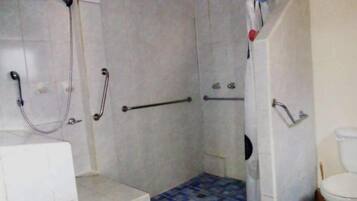 Serviettes fournies, papier toilette