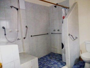 Toalhas de banho, papel higiênico