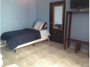 1 habitación, tabla de planchar con plancha, wifi y ropa de cama 
