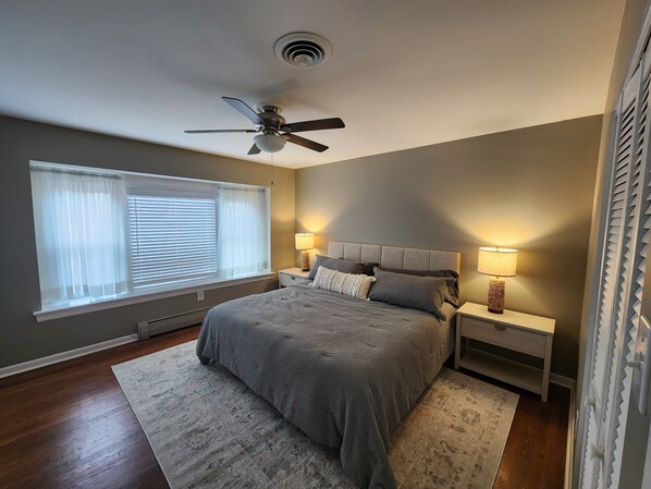 4 bedrooms, iron/ironing board, WiFi, bed sheets