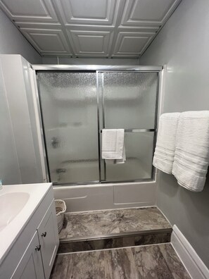 مجففات شعر، مناشف، صابون، شامبو