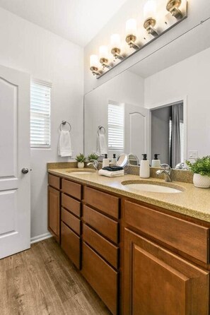 Shower, hair dryer, towels, soap - 4br 3ba Ranch West Omaha Game Room Near splash prk (Omaha)