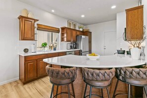 Fridge, microwave, oven, stovetop - 4br 3ba Ranch West Omaha Game Room Near splash prk (Omaha)