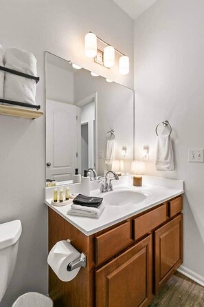 Shower, hair dryer, towels, soap - 4br 3ba Ranch West Omaha Game Room Near splash prk (Omaha)