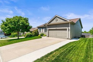 Exterior - 4br 3ba Ranch West Omaha Game Room Near splash prk (Omaha)