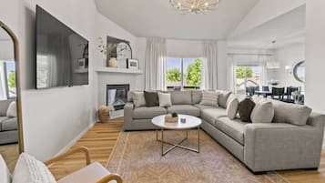 Een smart-tv en een tafeltennistafel