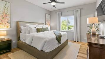 4 slaapkamers, een bureau, een strijkplank/strijkijzer, gratis wifi