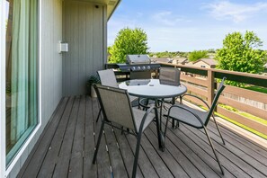 Outdoor dining - 4br 3ba Ranch West Omaha Game Room Near splash prk (Omaha)