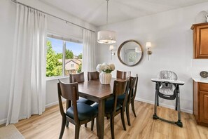 Dining - 4br 3ba Ranch West Omaha Game Room Near splash prk (Omaha)