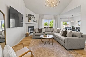 Smart TV, caminetto, tavolo da calcetto, tavolo da ping pong