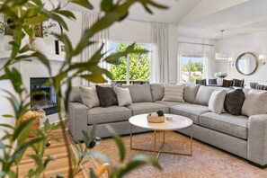 Smart-TV, Kamin, Tischfußball, Tischtennisplatte