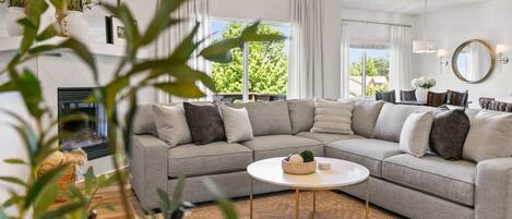 Smart TV, table tennis