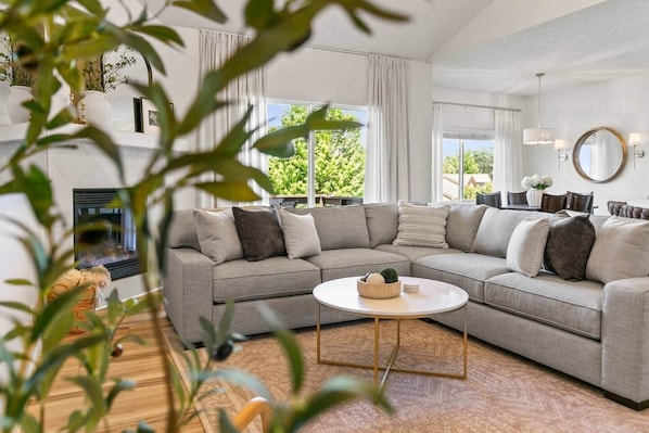 Smart TV, table tennis