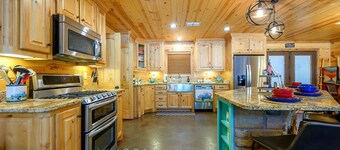 Perfect Location! 5BD/4B Secluded Cabin Sleeps 14