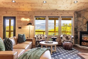Smart-TV, Kamin, Videospiele, Bücher