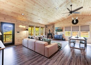 Smart-TV, Kamin, Videospiele, Bücher