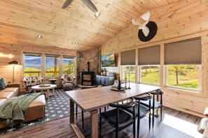 Smart-TV, Kamin, Videospiele, Bücher