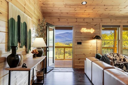 Howdy Cabin: Hot Tub, Stunning Views, EVSE, Wi-Fi