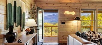 Howdy Cabin: Hot Tub, Stunning Views, EVSE, Wi-Fi