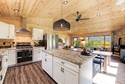 Howdy Cabin: Hot Tub, Stunning Views, EVSE, Wi-Fi