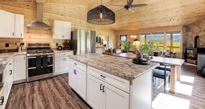 Howdy Cabin: Hot Tub, Stunning Views, EVSE, Wi-Fi
